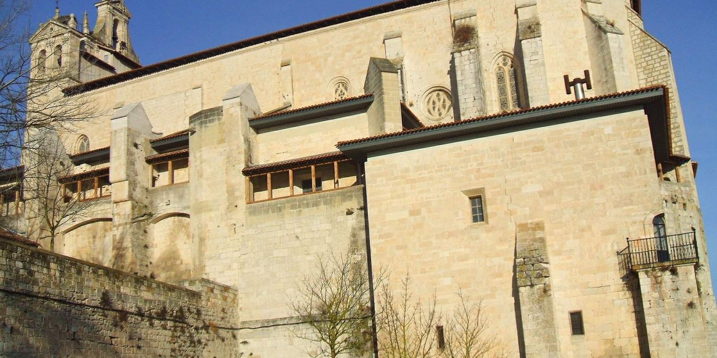 Claustro abovedado de piedra